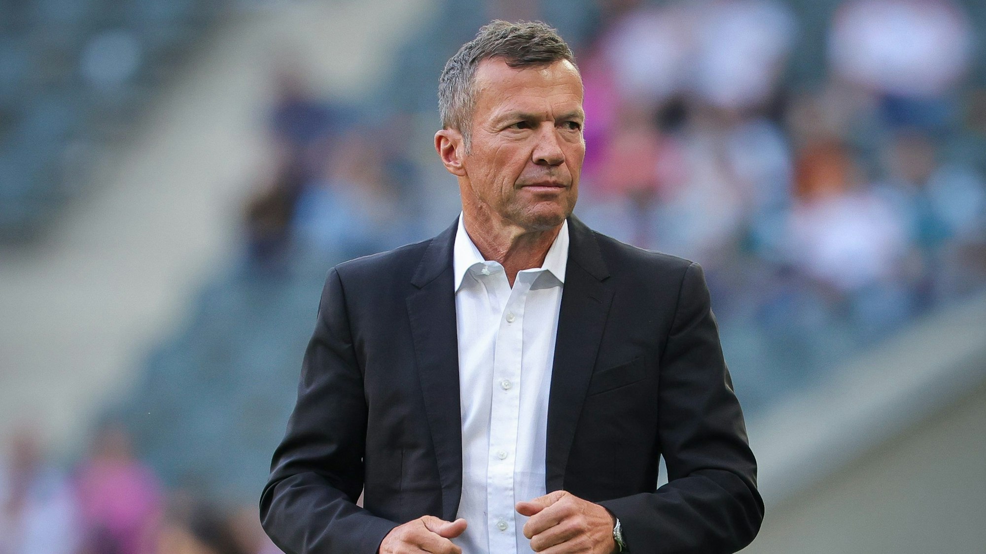 TV-Experte Lothar Matthäus steht vor einem Spiel am Platz. Von Florian Wirtz hat er eine hohe Meinung. Der FC Bayern sollte den Nationalspieler seiner Meinung nach unbedingt verpflichten.