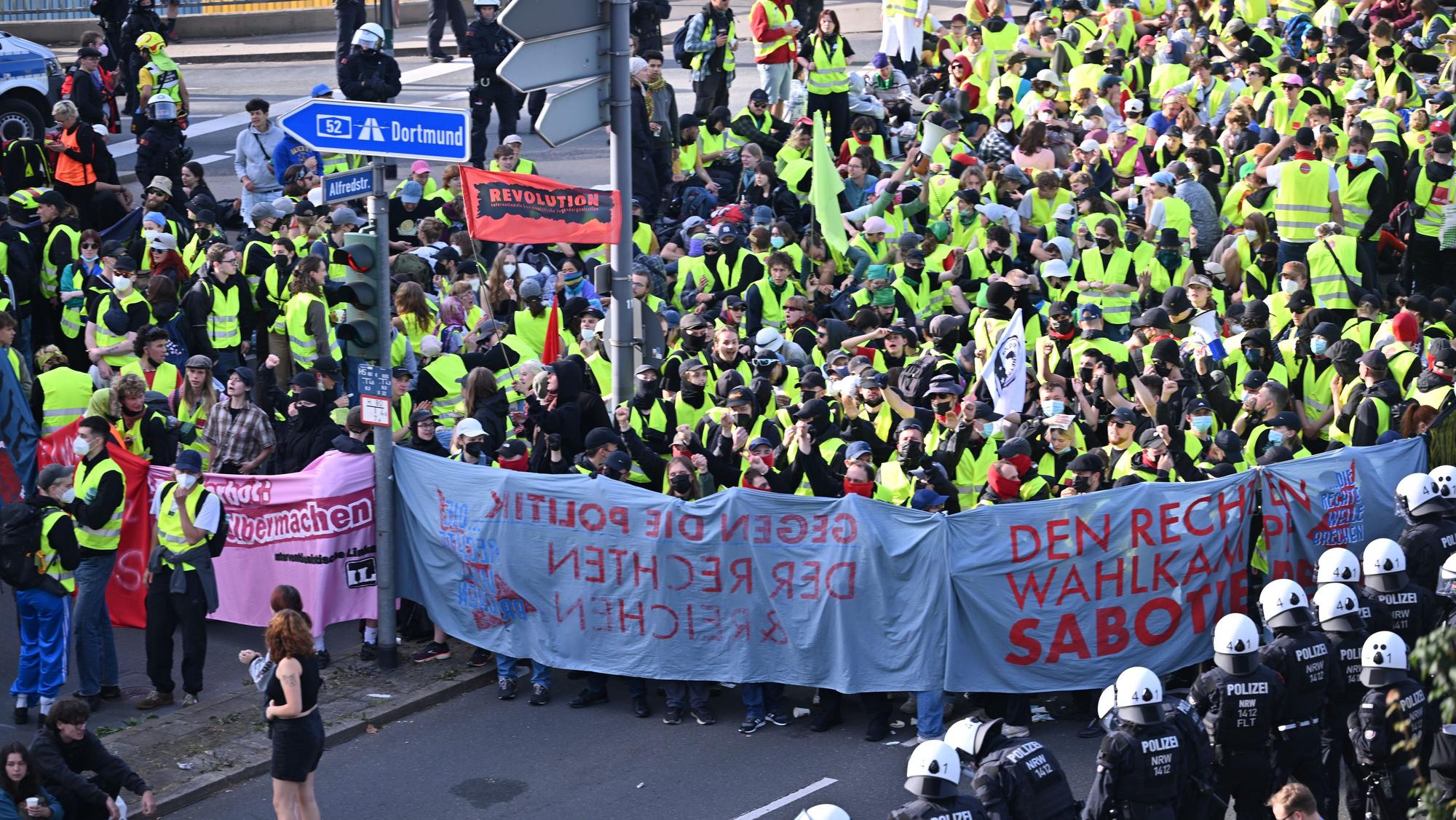Tausende Menschen demonstrieren gegen den AfD-Parteitag in Essen.