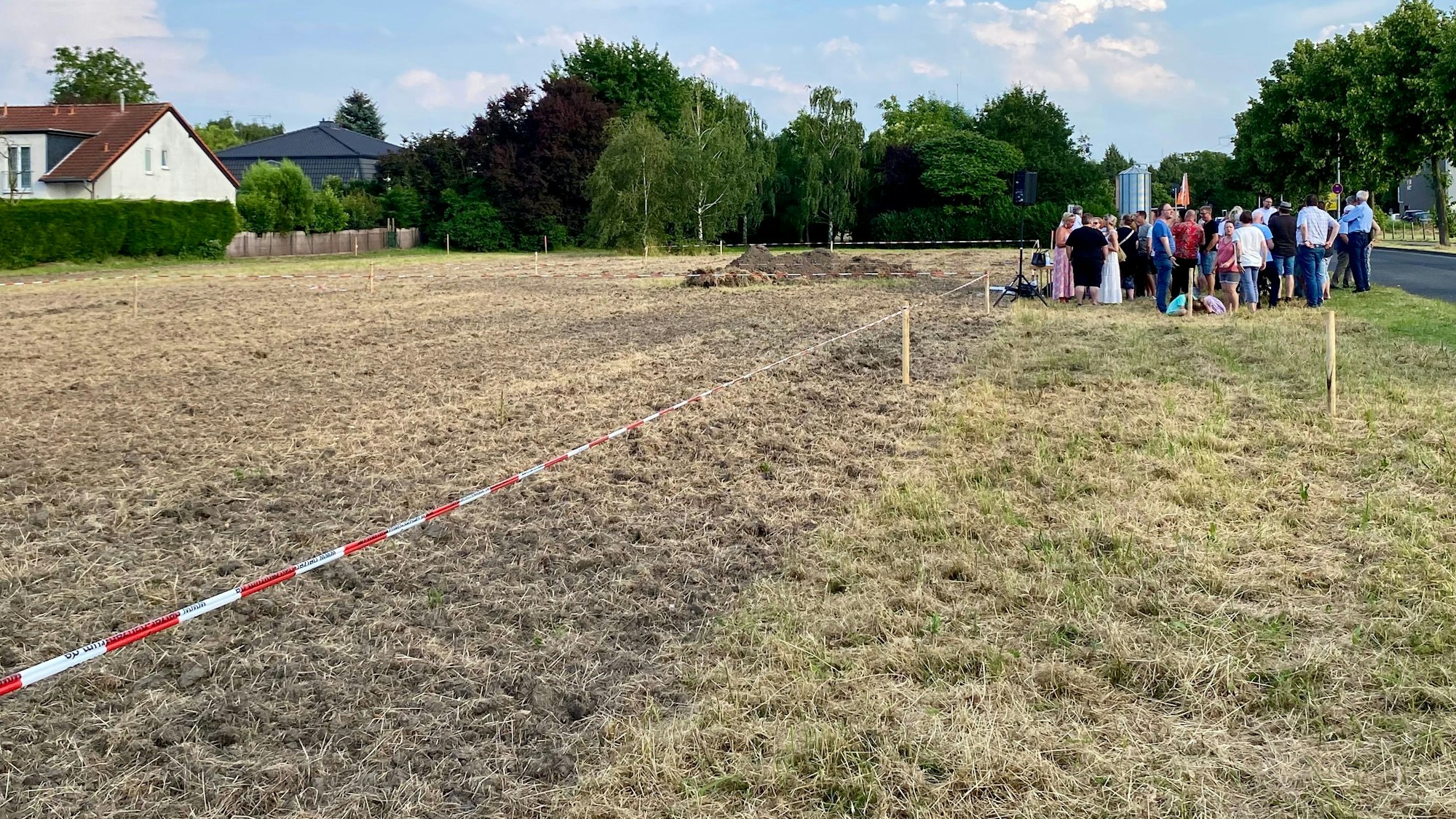 Auf dem Foto ist ein Feld zu sehen, auf dem eine Unterkunft für Geflüchtete errichtet werden soll.