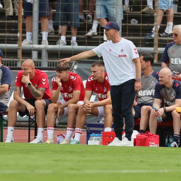 Gerhard Struber, der neuen Cheftrainer des 1. FC Köln, gibt Anweisungen während des Testspiels gegen Rheingold Poll im Kölner Südstadion