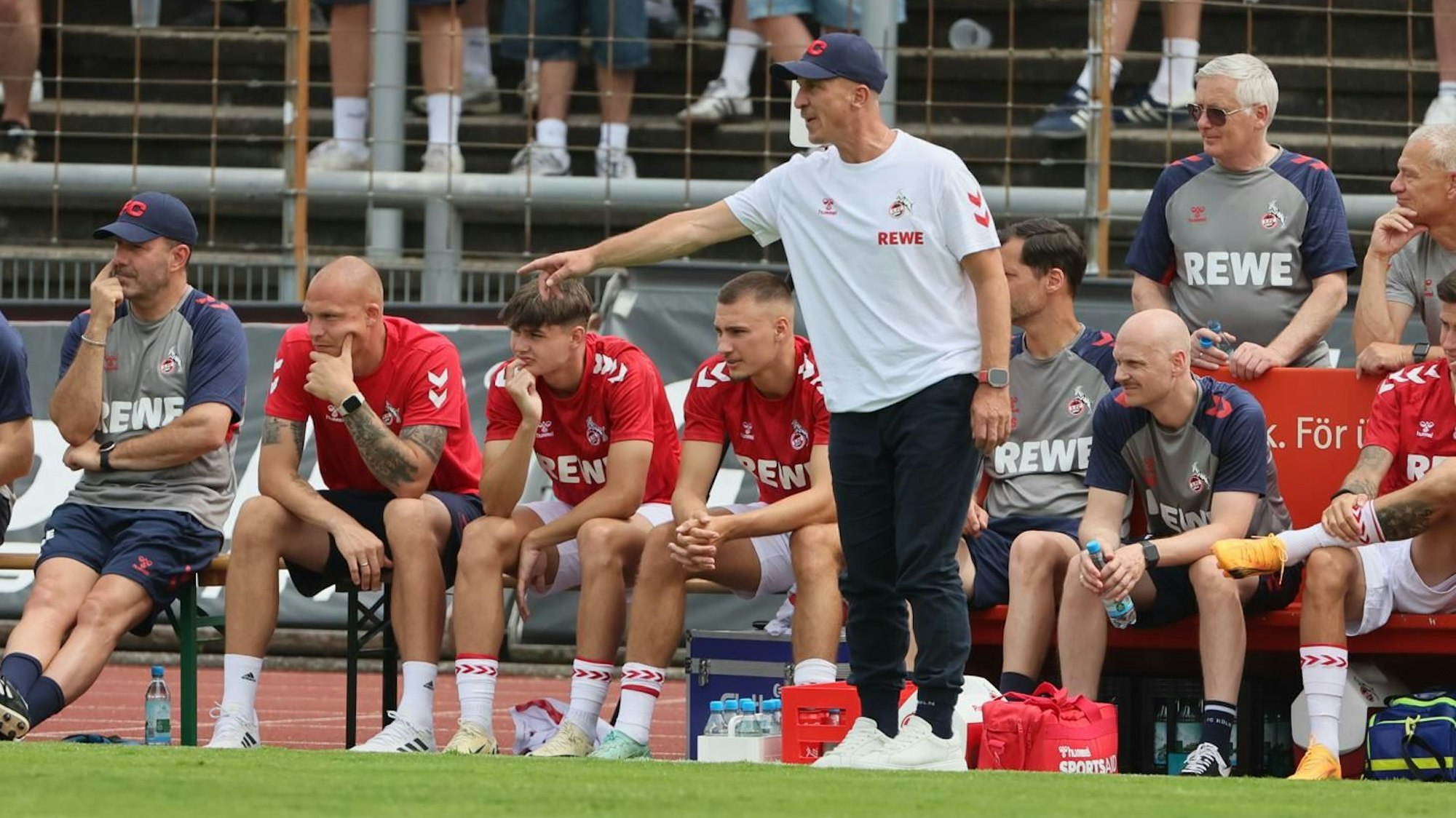 Gerhard Struber, der neuen Cheftrainer des 1. FC Köln, gibt Anweisungen während des Testspiels gegen Rheingold Poll im Kölner Südstadion