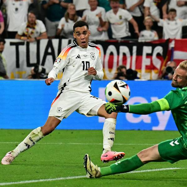 Jamal Musiala überwindet Torhüter Schmeichel und trifft zum 2:0 gegen Dänemark.