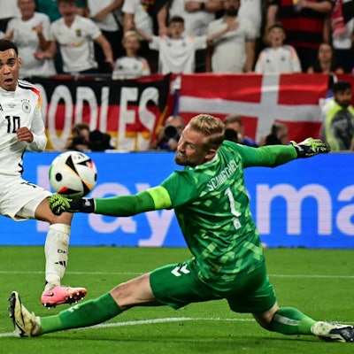 Jamal Musiala überwindet Torhüter Schmeichel und trifft zum 2:0 gegen Dänemark.