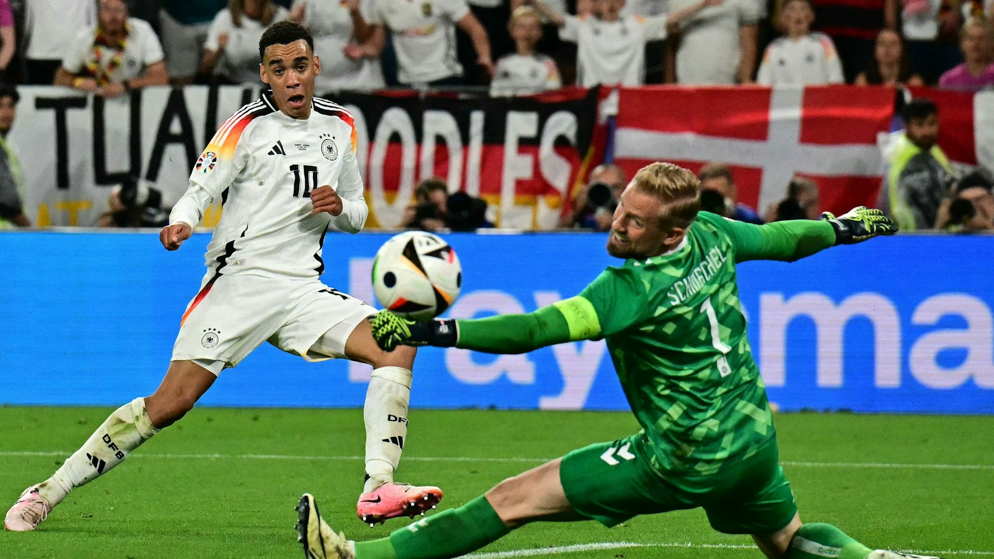 Jamal Musiala überwindet Torhüter Schmeichel und trifft zum 2:0 gegen Dänemark.