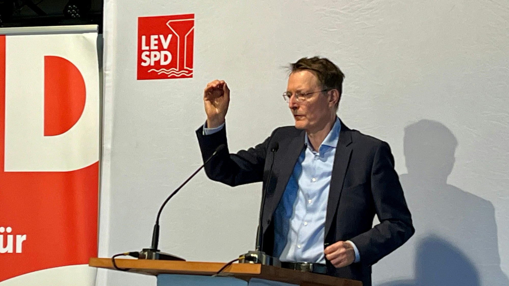 Karl Lauterbach, Bundesgesundheitsminister und SPD-Abgeordneter in Leverkusen, am Rednerpult auf dem Parteitag in Rheindorf am 29. Juni 2024