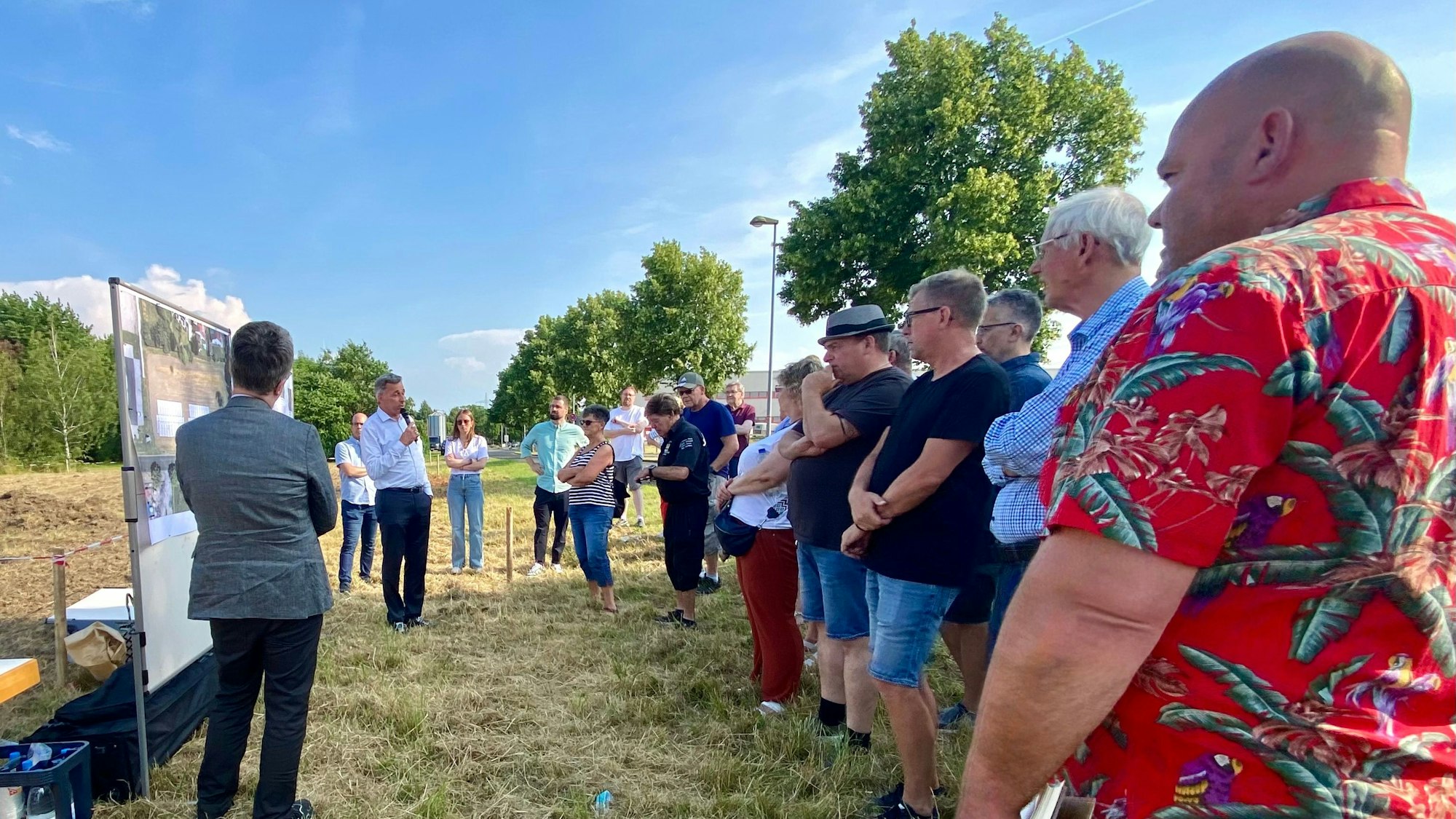 Auf dem Foto sind Wesselinger Bürgerinnen und Bürger bei einer Informationsveranstaltung zum Bau von Unterkünften für Geflüchtete zu sehen.