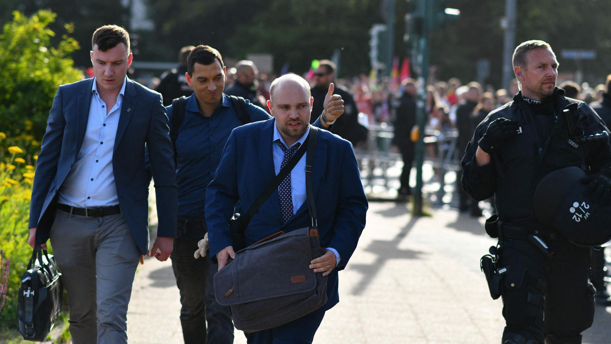 Delegierte der AfD werden unter Polizeischutz in die Grugahalle gebracht.
