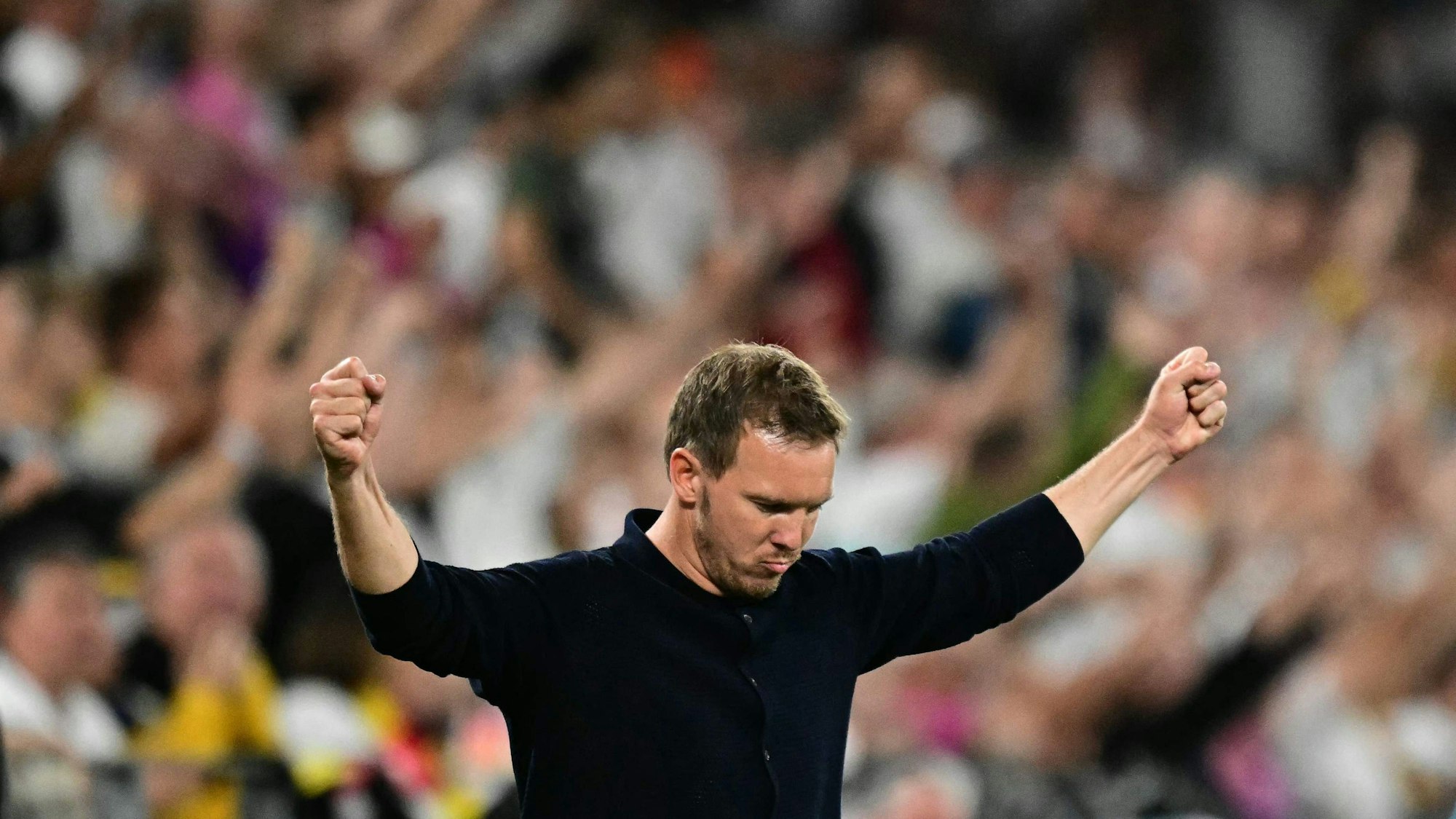 Jubel beim Bundestrainer: Die deutsche Nationalmannschaft steht im EM-Viertelfinale.