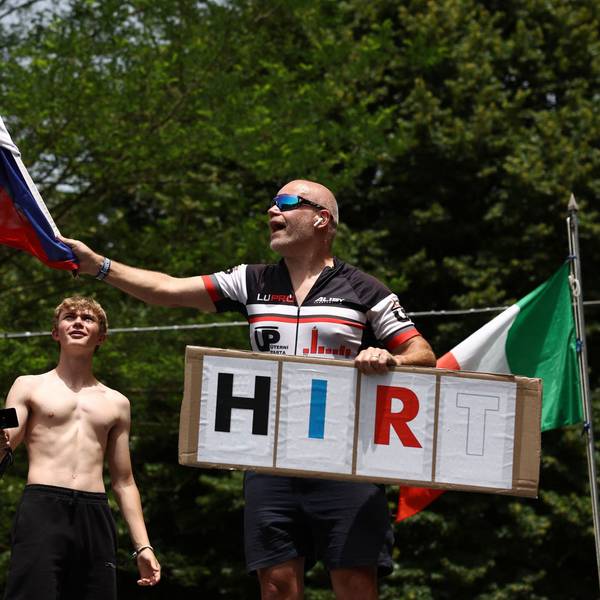 Ein Fan hält ein Schild mit dem Namen von Jan Hirt in die Luft. (Symbolbild)