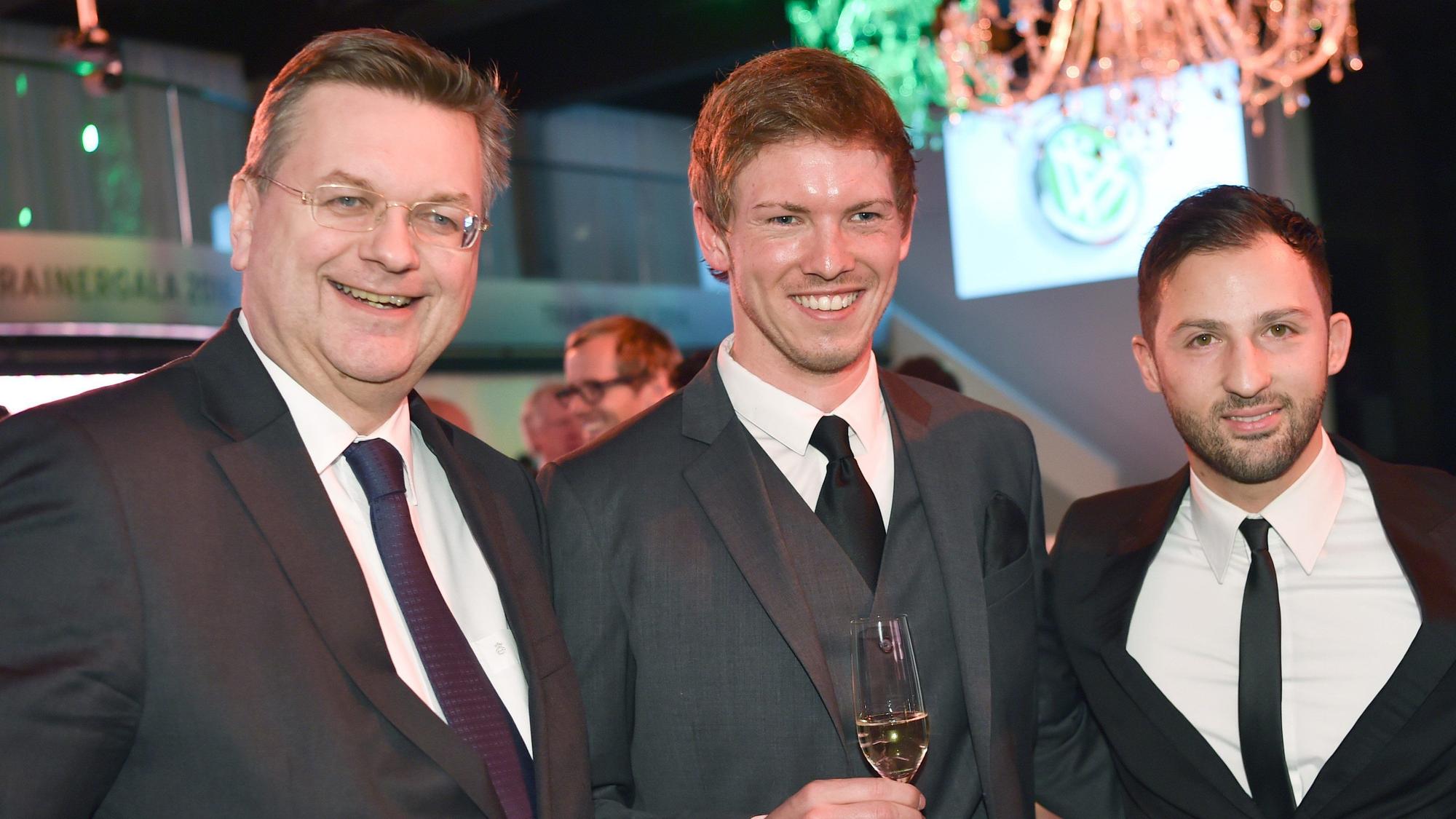 Julian Nagelsmann und Domenico Tedesco in ihrer gemeinsamen Zeit bei der TSG 1899 Hoffenheim mit Reinhard Grindel. (Archivbild)