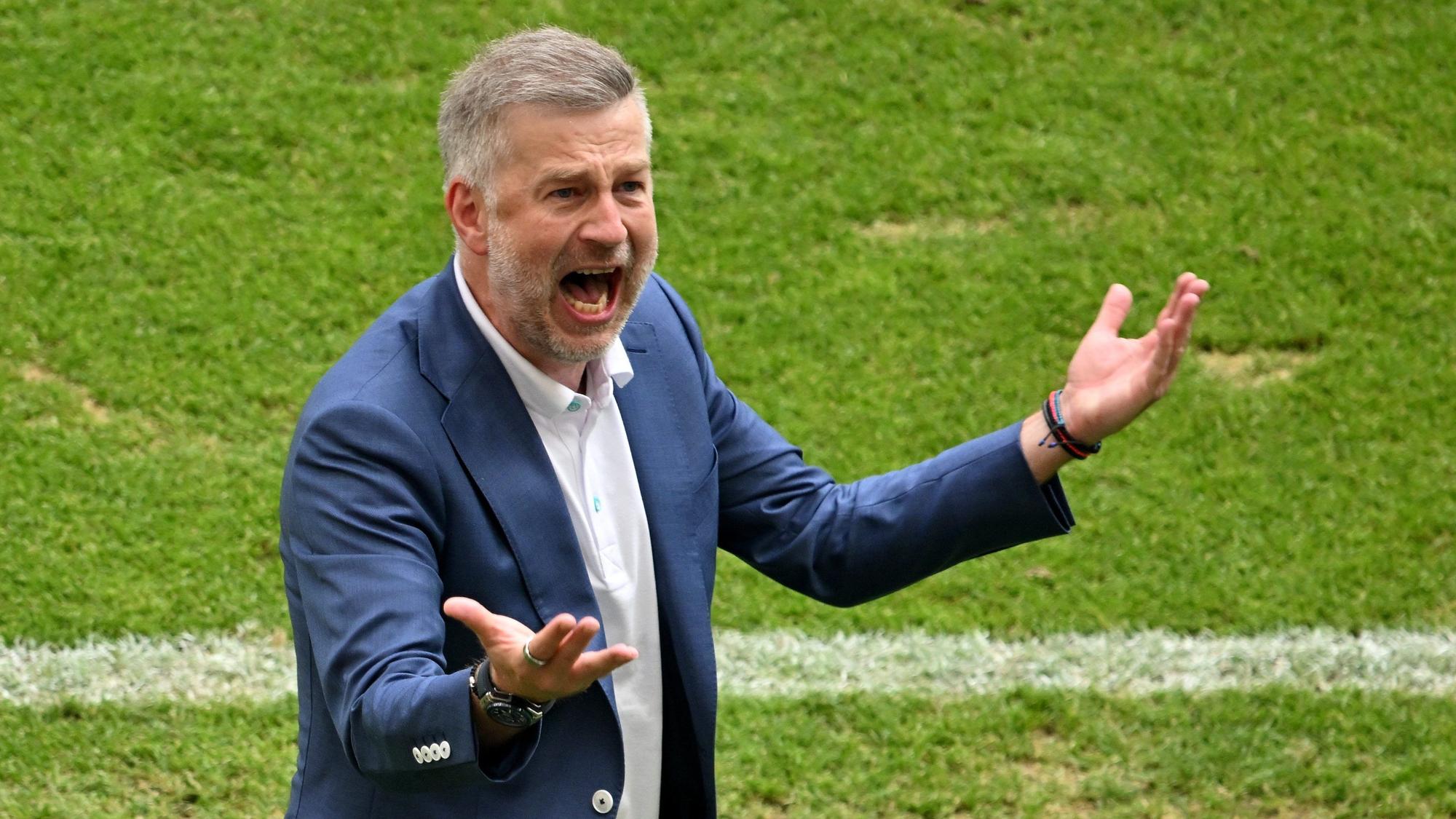 Rumäniens Trainer Edward Iordanescu gestikuliert am Spielfeldrand.