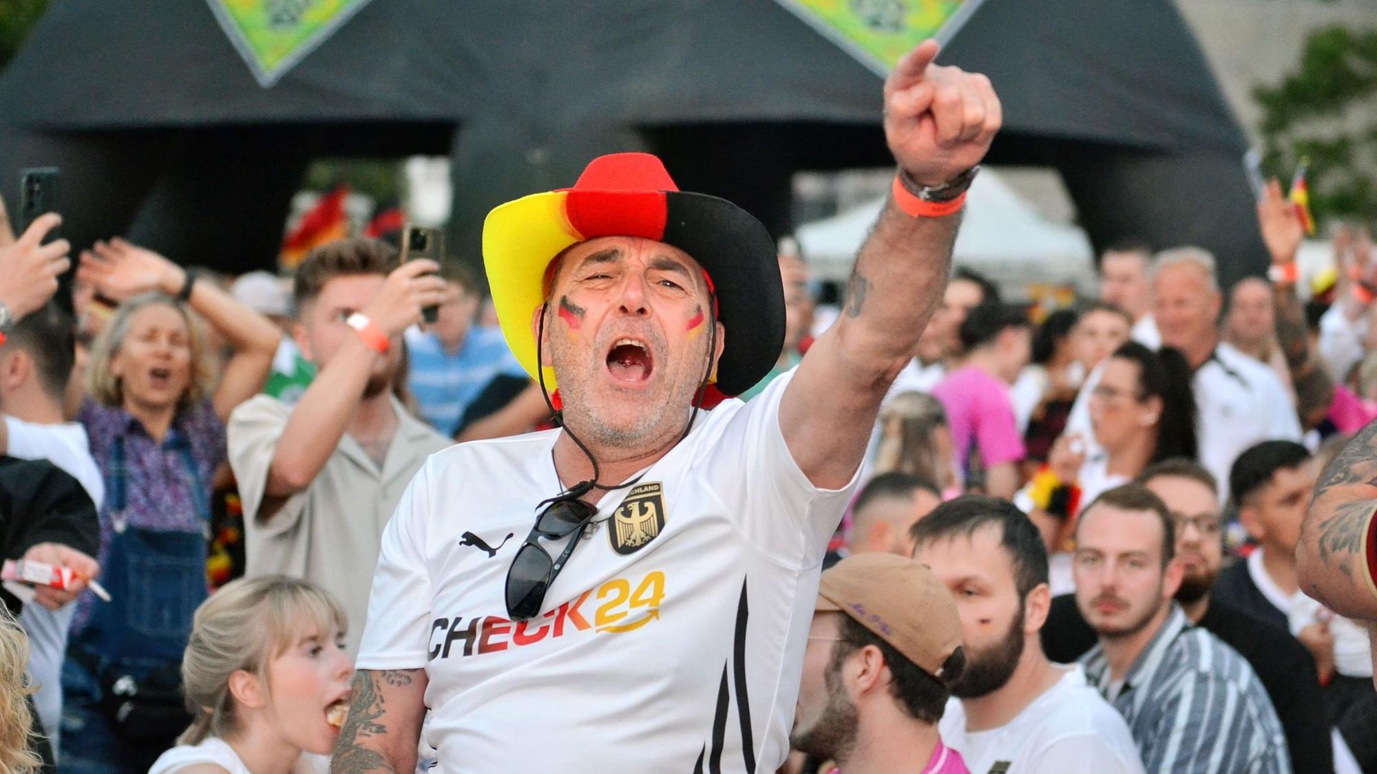 Das Bild zeigt einen Fan beim Public Viewing während der Europameisterschaft 2024.