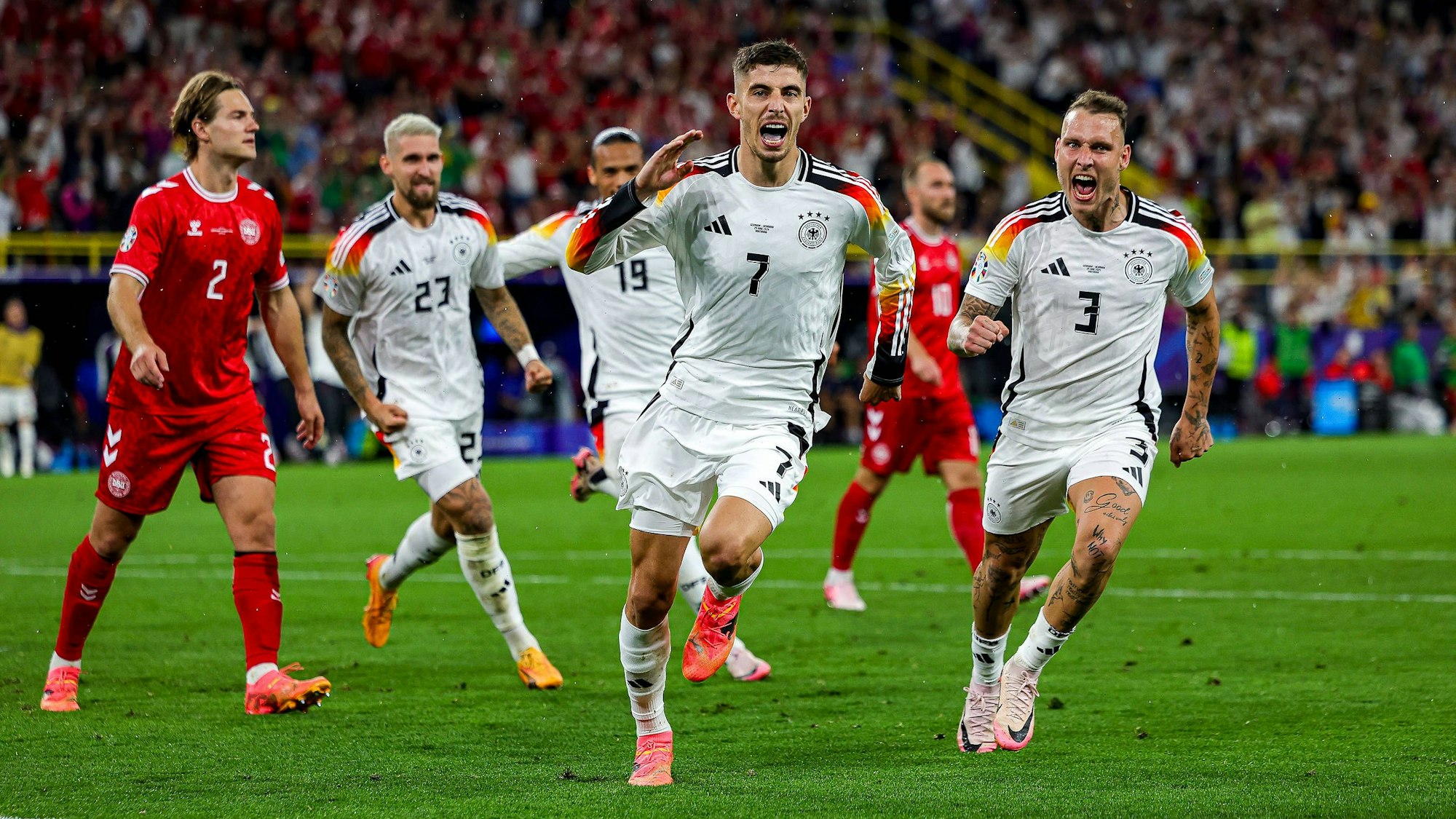 Kai Havertz ließ sich von Regen und Sturm nicht aus der Ruhe bringen und verwandelte den Strafstoß sicher zum 1:0.