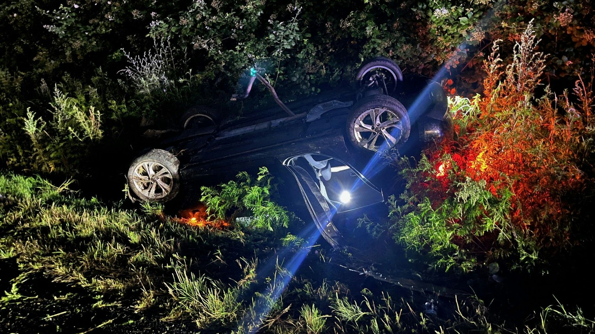 Unfall auf der A3, Auto stürzte in Böschung