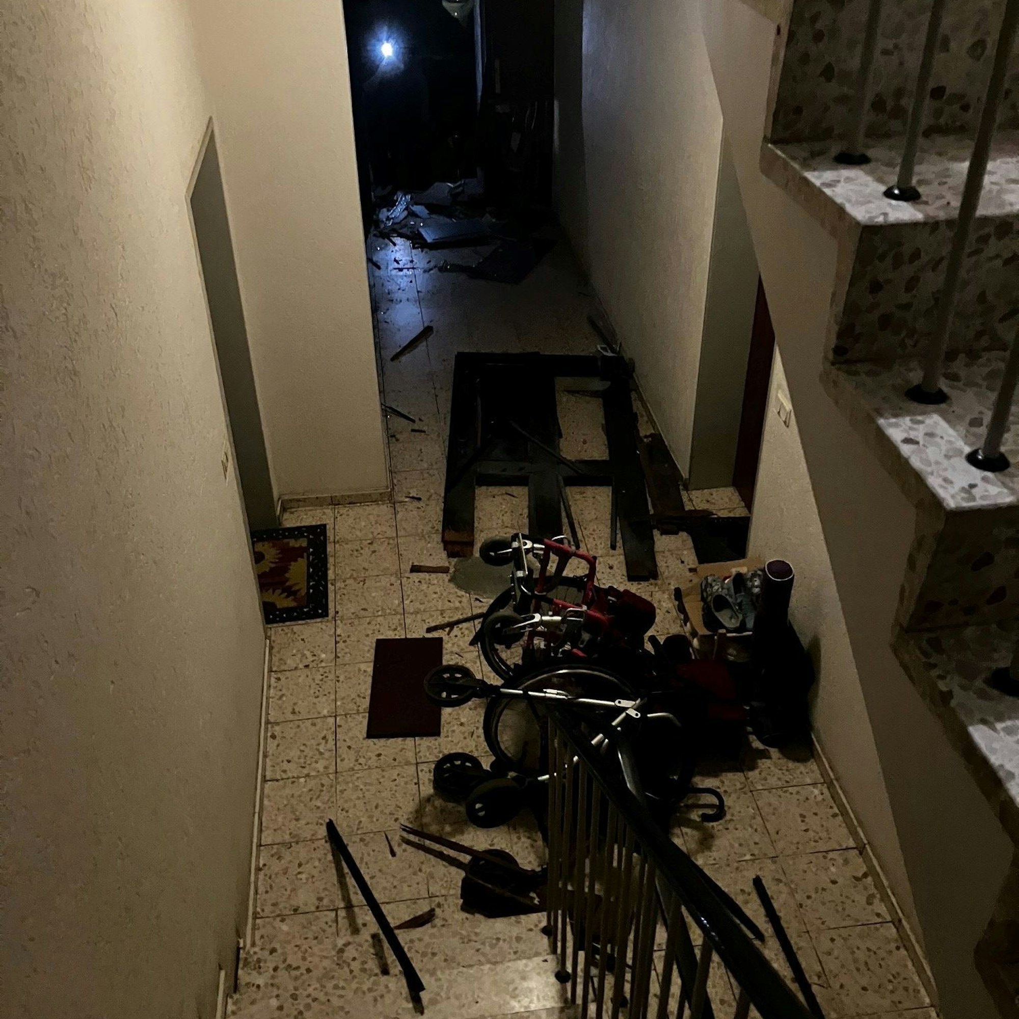Blick in den zerstörten Hausflur