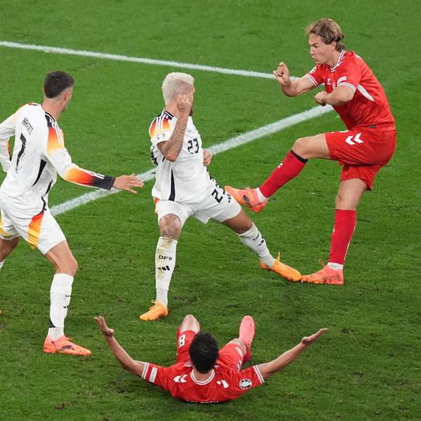 Der vermeintliche dänische Führungstreffer durch Joachim Andersen (r.) wurde durch Schiedsrichter Michael Oliver wegen einer Abseitsstellung aberkannt. Der Däne Thomas Delaney stand dabei nur wenige Millimeter im Abseits.