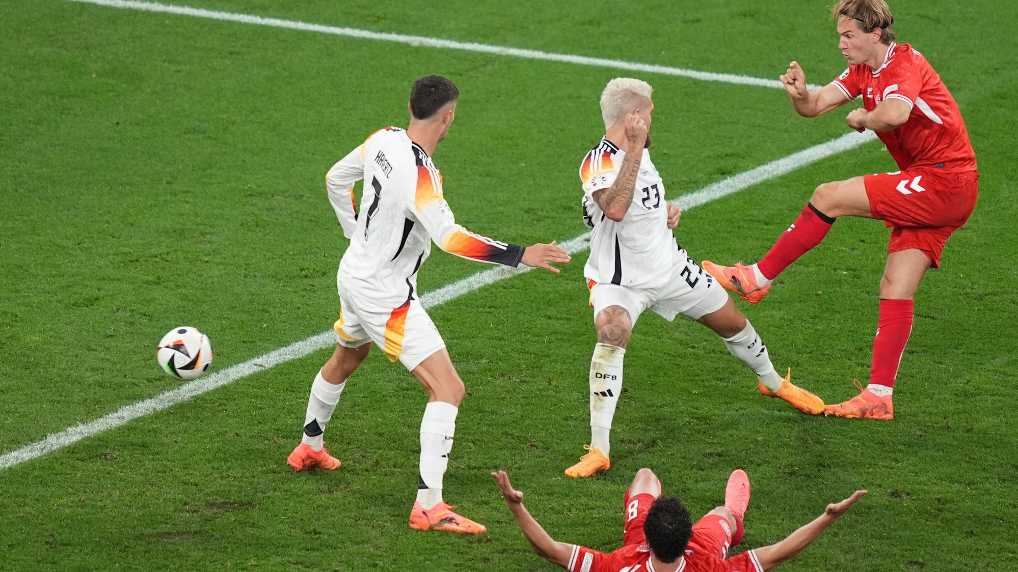 Der vermeintliche dänische Führungstreffer durch Joachim Andersen (r.) wurde durch Schiedsrichter Michael Oliver wegen einer Abseitsstellung aberkannt. Der Däne Thomas Delaney stand dabei nur wenige Millimeter im Abseits.