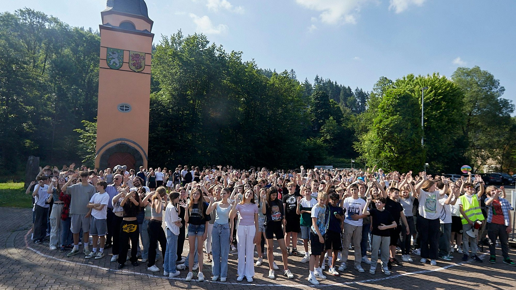Die Schüler des JSG haben sich am Driesch am alten Feuerwehrturm zum Foto aufgestellt.