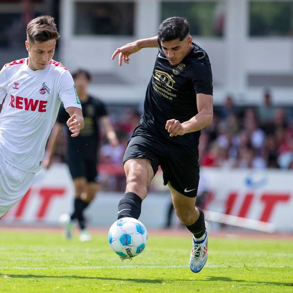 Mittelfeldspieler Denis Huseinbasic (l.) vom 1. FC Köln kämpft im Testspiel im Südstadion gegen Poll um den Ball.