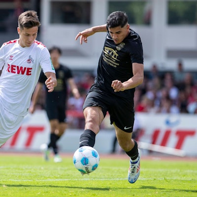 Mittelfeldspieler Denis Huseinbasic (l.) vom 1. FC Köln kämpft im Testspiel im Südstadion gegen Poll um den Ball.