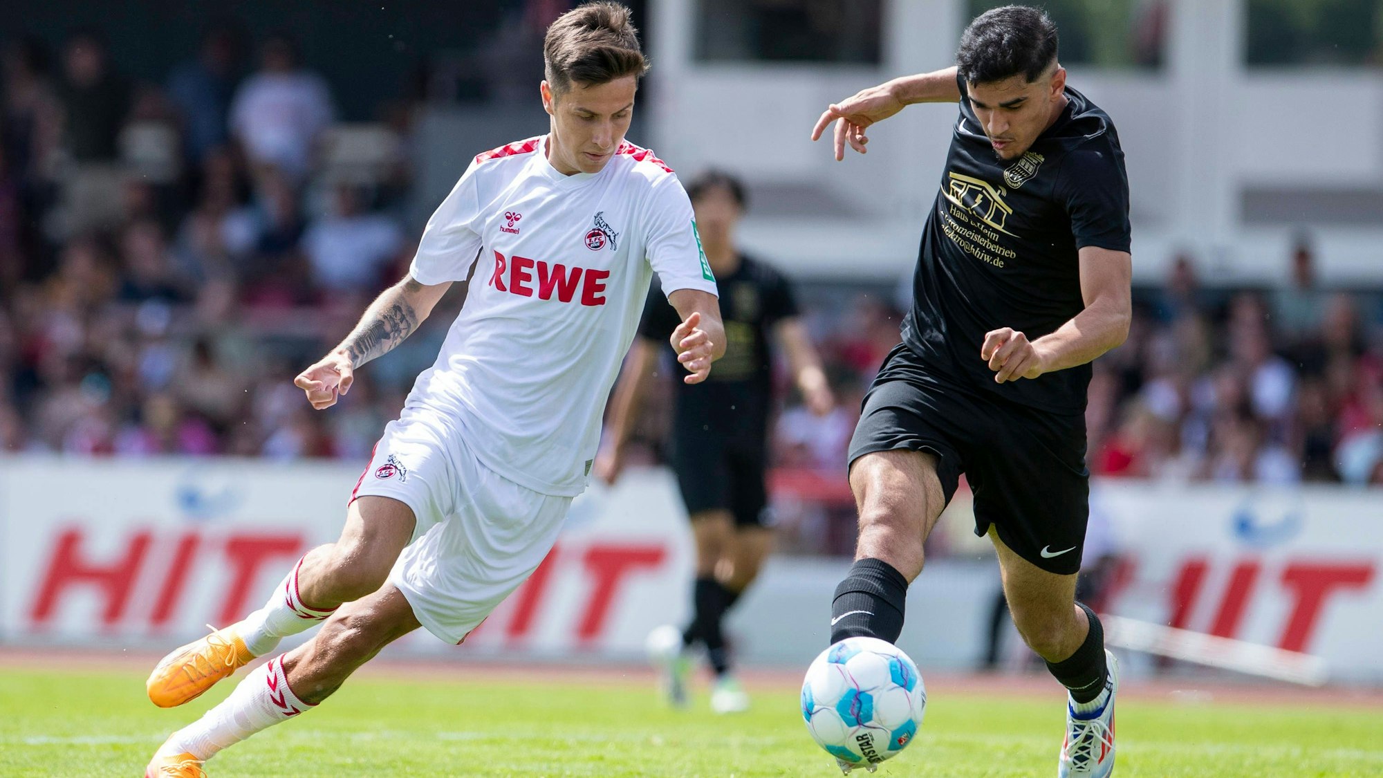 Mittelfeldspieler Denis Huseinbasic (l.) vom 1. FC Köln kämpft im Testspiel im Südstadion gegen Poll um den Ball.