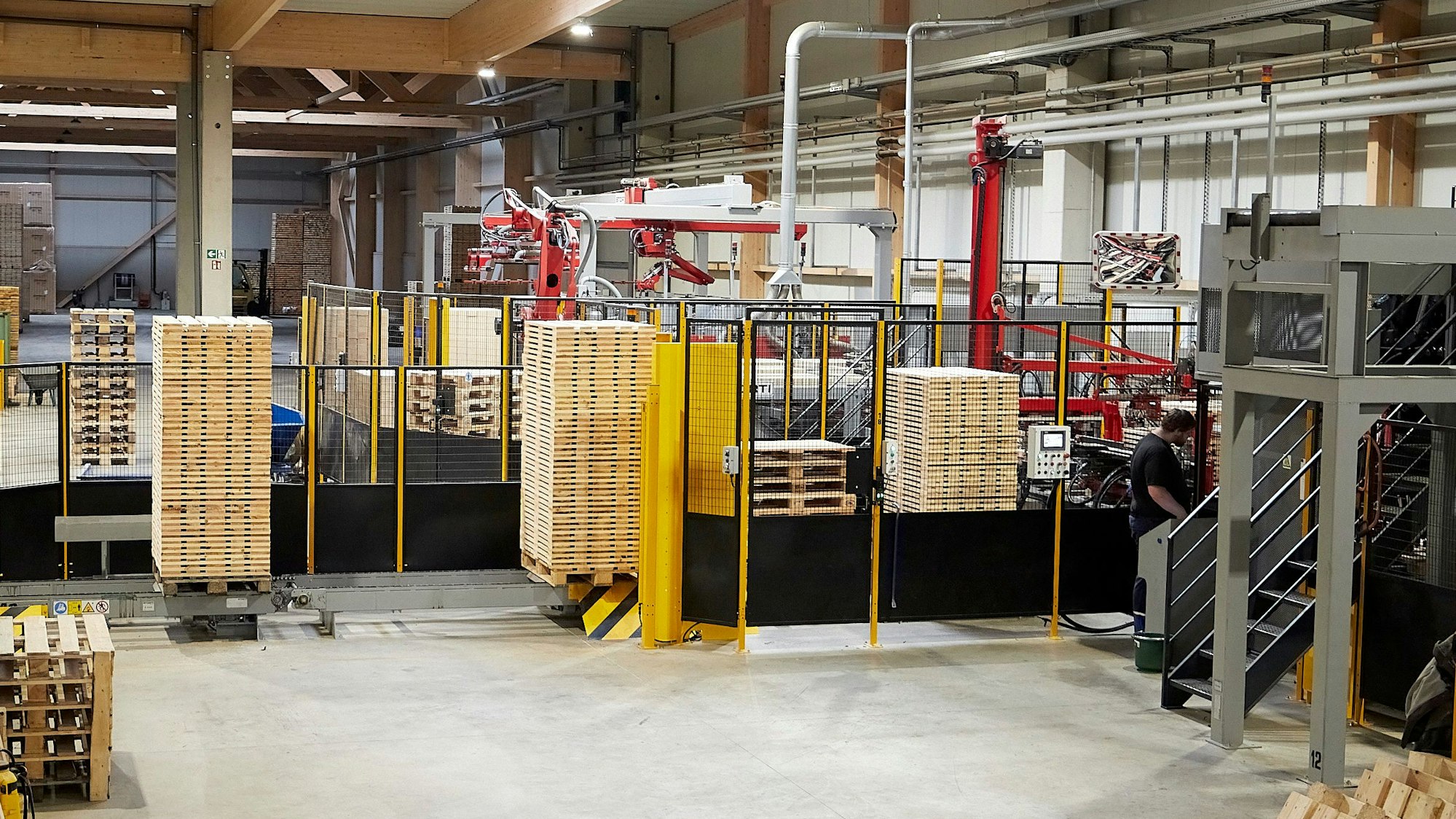 Blick in das Palettenwerk der Firma Hilo in Losheim.