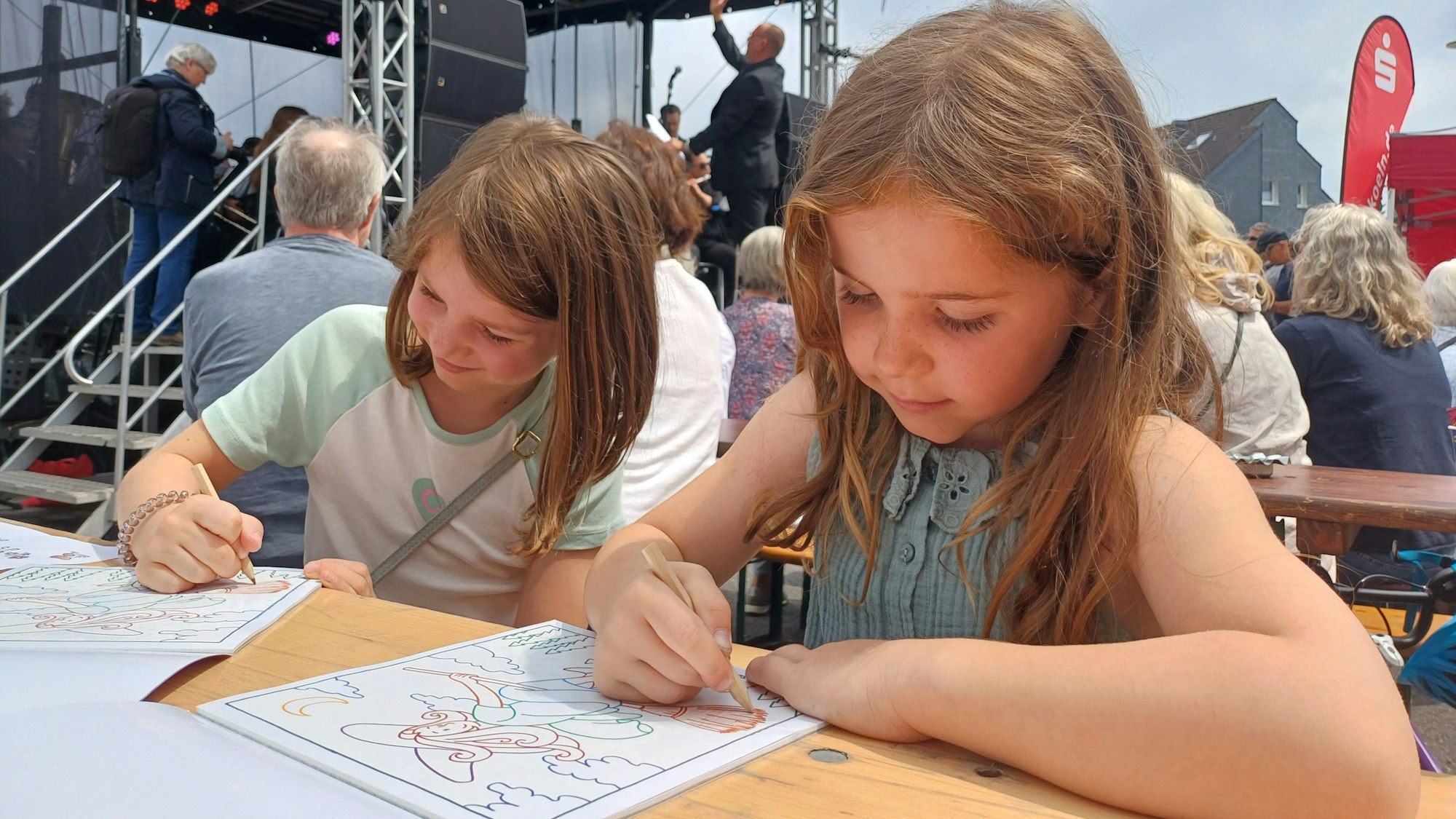 Elisa und Alma machte das Malen auf dem Hilgener Brunnfest