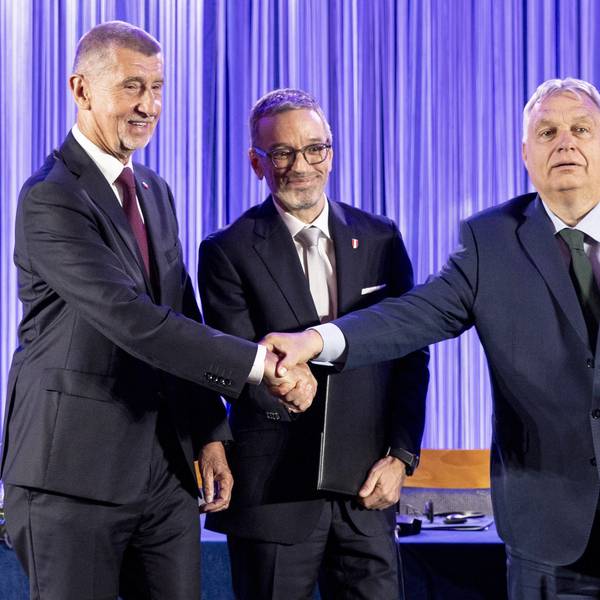 Andrej Babis (l-r), Vorsitzender der tschechischen liberal-populistischen ANO, Herbert Kickl, Chef der rechten österreichischen FPÖ, und Viktor Orban (l), Ministerpräsident von Ungarn und Vorsitzender der Partei Fidesz, reichen sie die Hände.