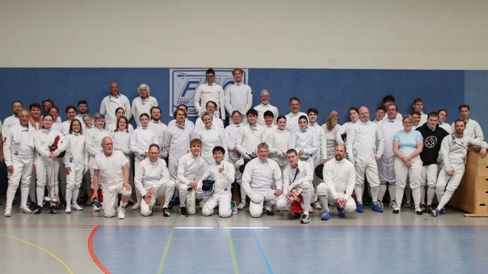 Gruppenfoto von 60 Degenkämpferinnen und -kämpfern