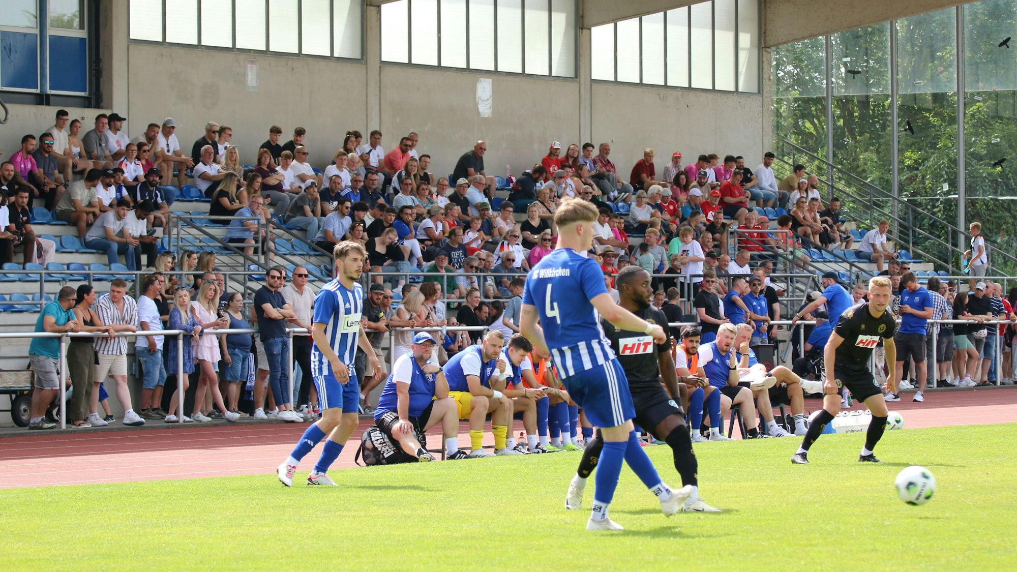 Szene aus dem Fußballspiel zwischen Wißkirchen und Fortuna Köln, im Hintergrund die gut besuchte Tribüne des Erftstadions.