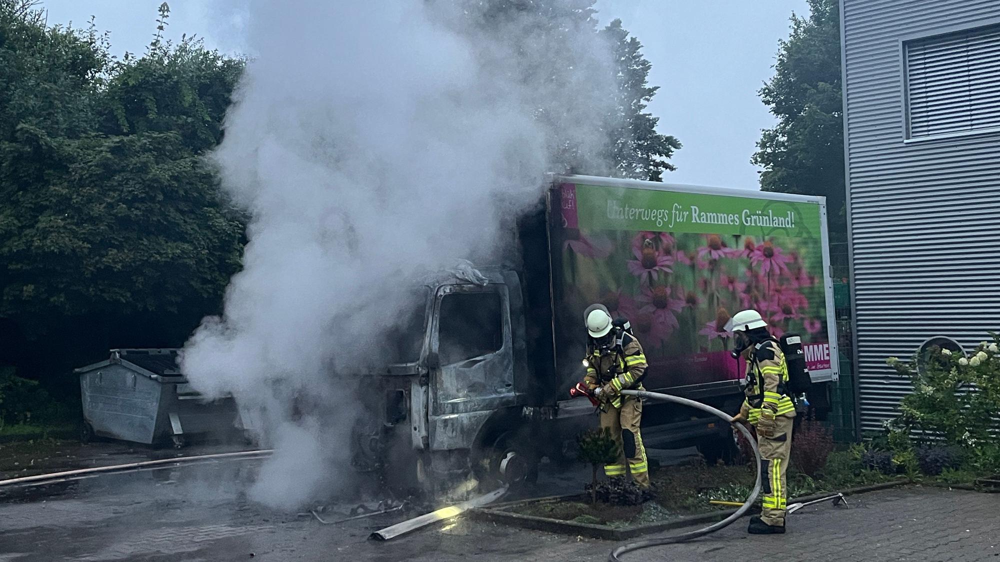 Vor dem Gartencenter von Rüdiger Ramme brannte ein Lastwagen, die Feuerwehr konnte schnell löschen.