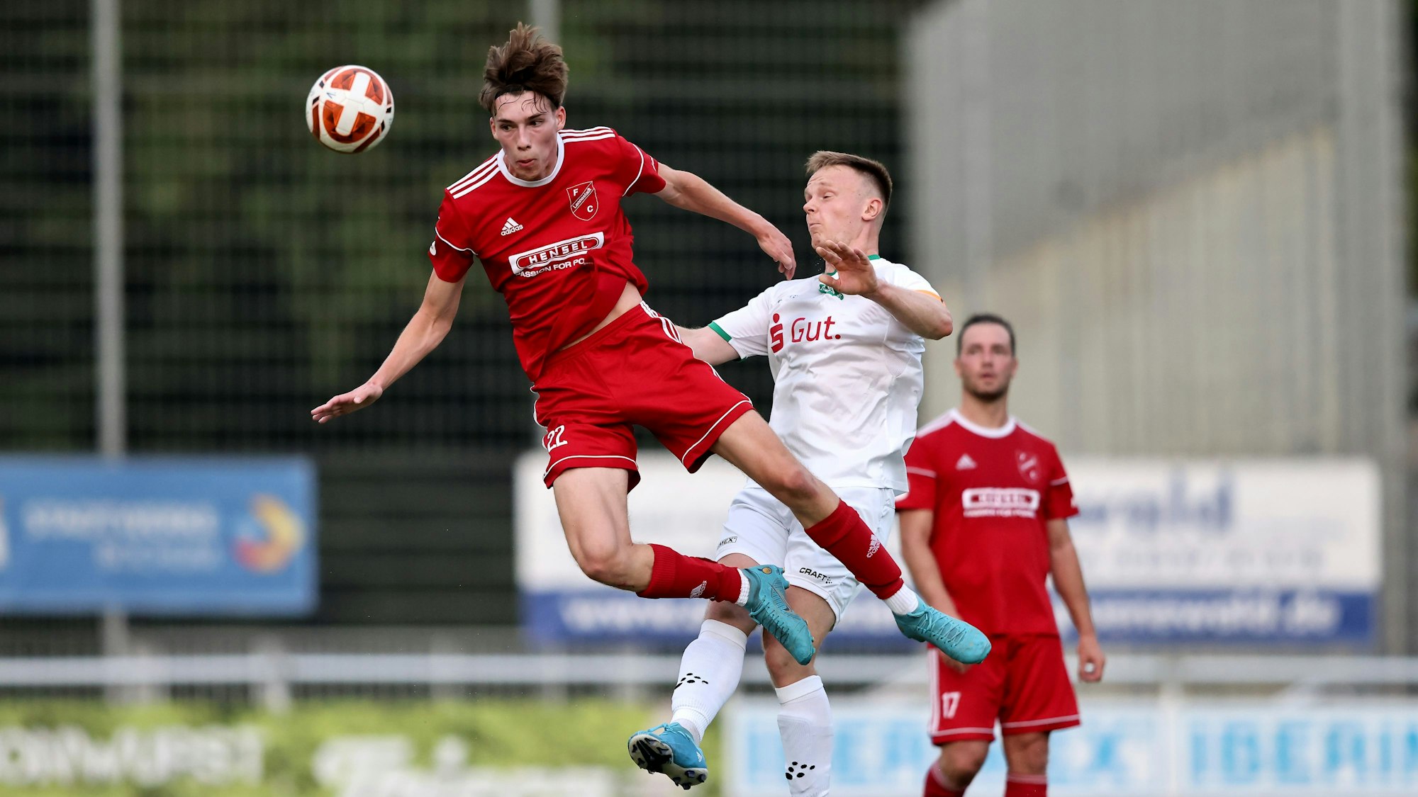(L-R) Bernie Lennemann (FC Lennestadt) im Zweikampf mit Marcel Erdelt (DJK TuS Hordel)beim Fußball Westfalenligaspiel der DJK TuS Hordel gegen den FC Lennestadt am 19. August 2022 auf dem Sportplatz Hordel in Bochum. Foto: Christof Köpsel / FUNKE Foto Services