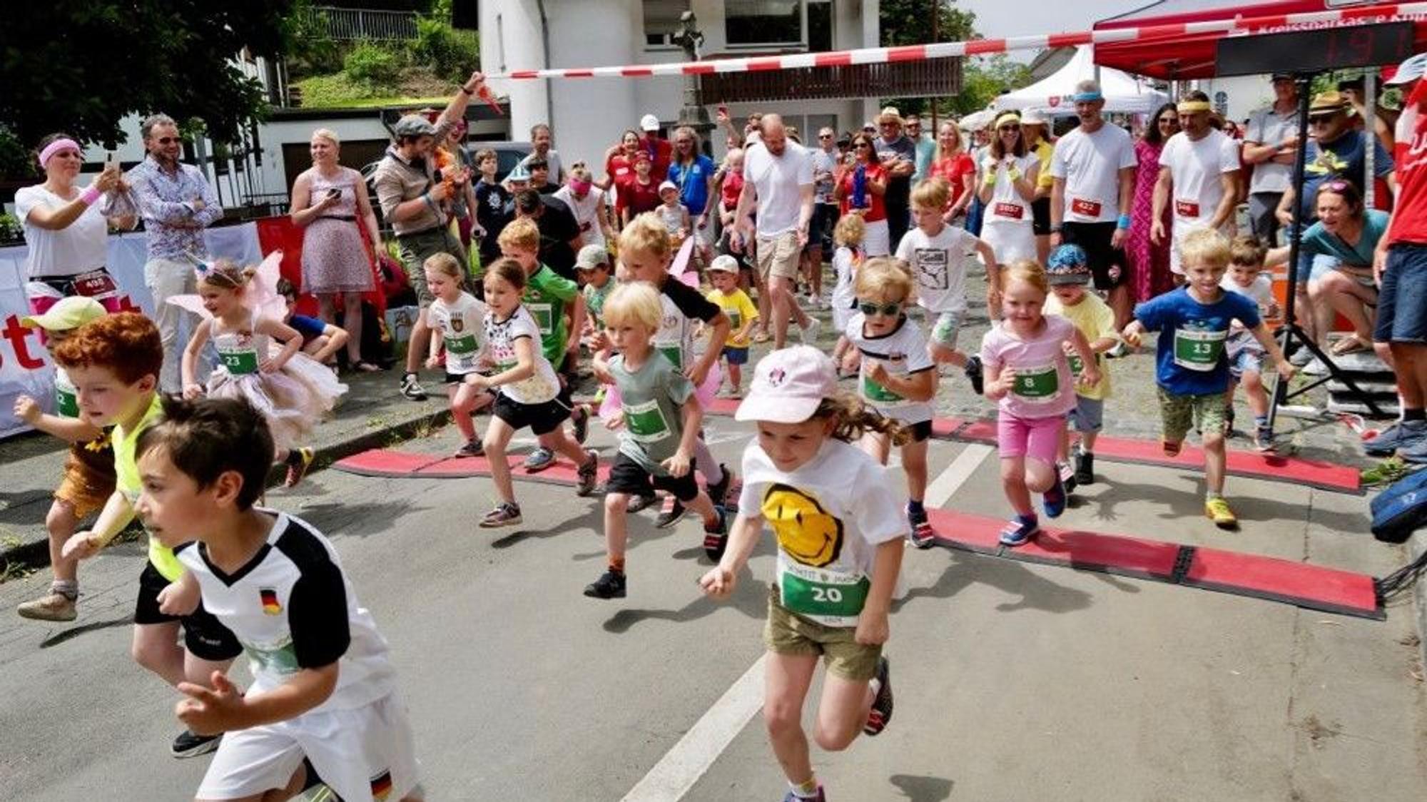 Gedränge herrschte beim Start zum Bambini-Lauf.