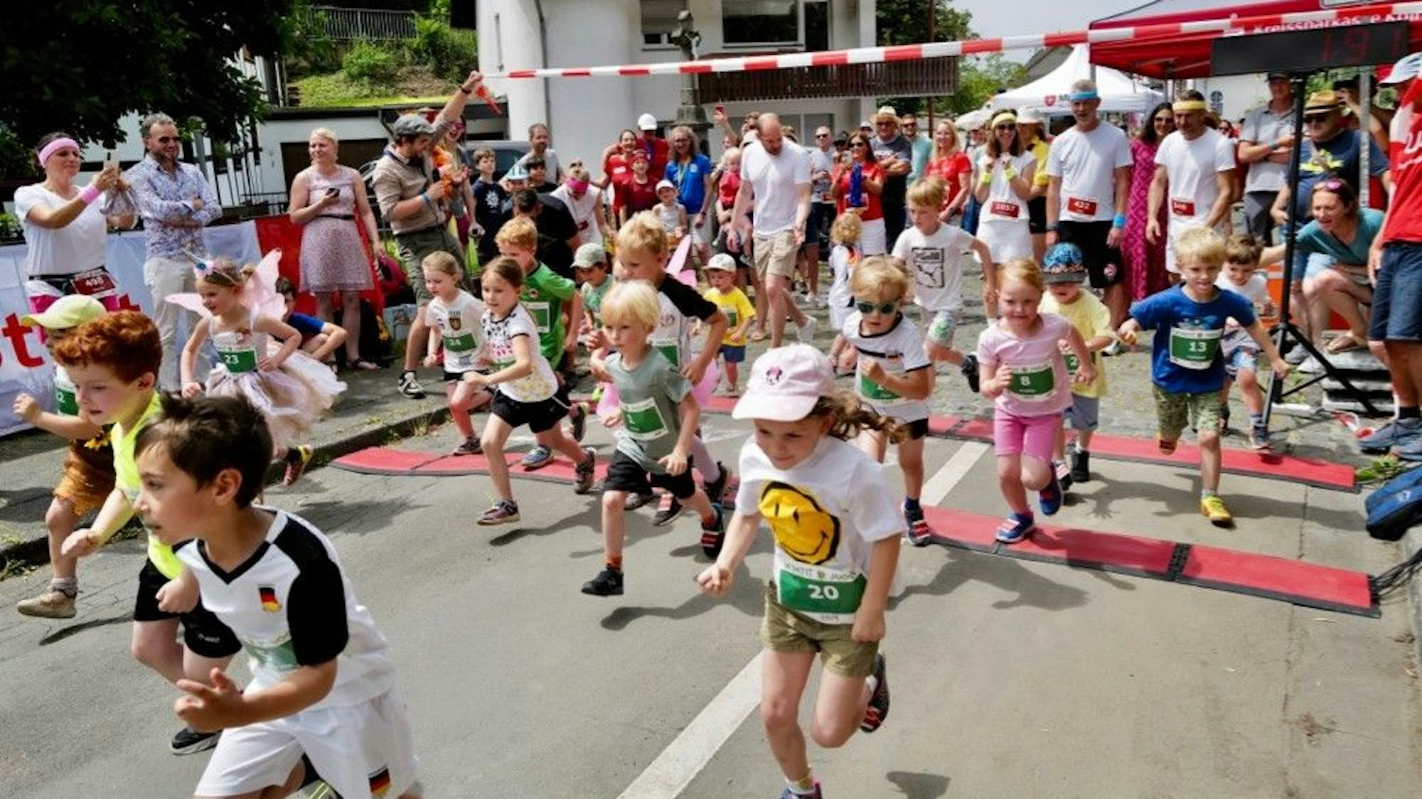 Gedränge herrschte beim Start zum Bambini-Lauf.