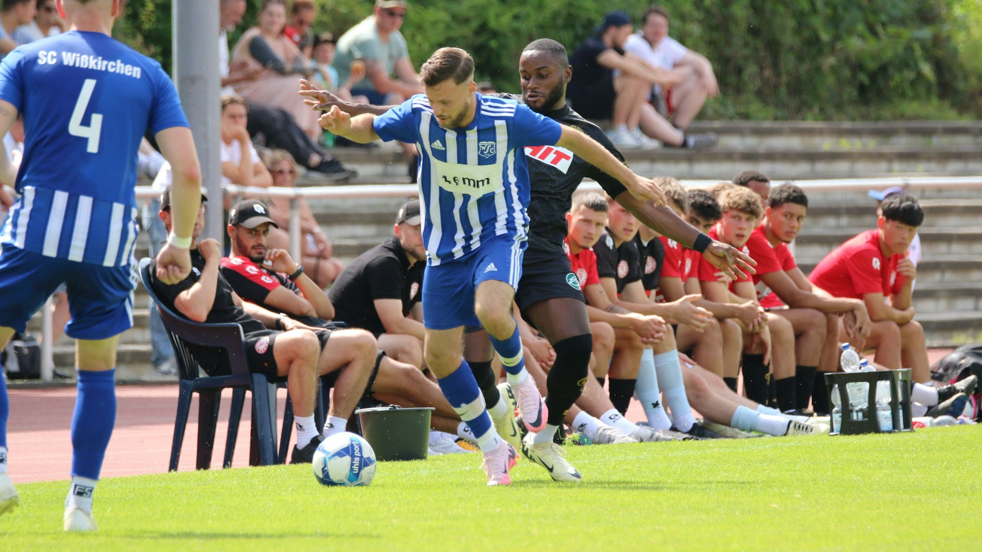 Nico Heuser behauptet den Ball, obwohl der Gegner ihn von hinten attackiert.