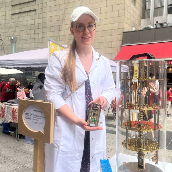 Isabelle Sprave spricht in Köln über Quantencomputer.