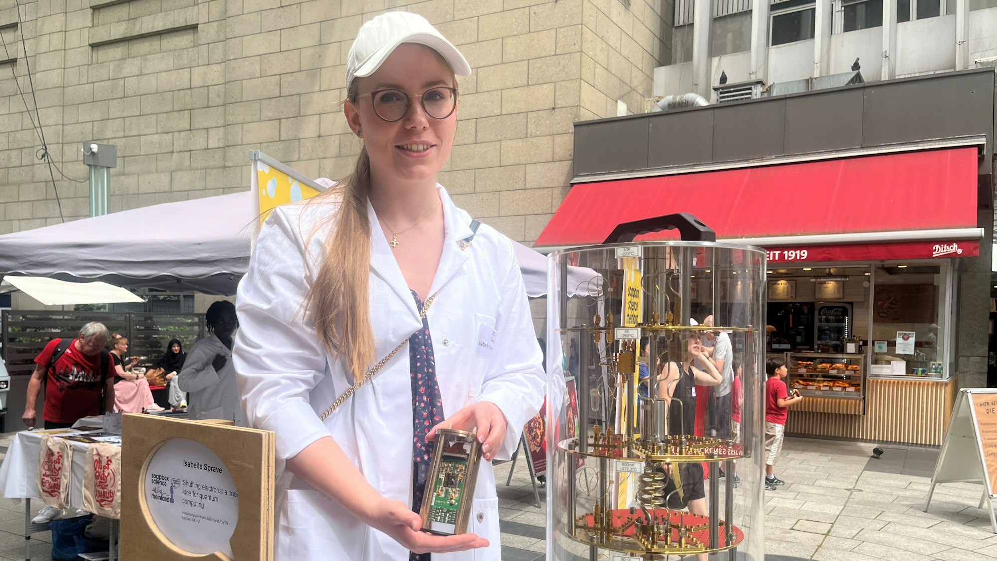 Isabelle Sprave spricht in Köln über Quantencomputer.