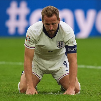 Kapitän Harry Kane und die englische Nationalmannschaft konnten sich mit viel Glück gegen die Slowakei durchsetzen und stehen im Viertelfinale der EM 2024. Für den Bayern-Stürmer und Trainer Gareth Southgate gibt es dennoch reichlich Spott.