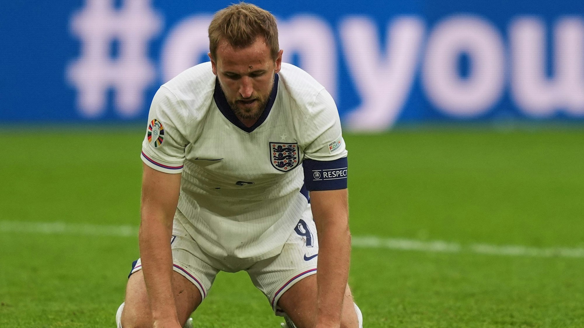 Kapitän Harry Kane und die englische Nationalmannschaft konnten sich mit viel Glück gegen die Slowakei durchsetzen und stehen im Viertelfinale der EM 2024. Für den Bayern-Stürmer und Trainer Gareth Southgate gibt es dennoch reichlich Spott.