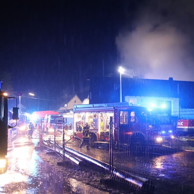 In Hennef-Hülscheid haben Baumaschinen in einer 30 mal acht Meter großen Unterstellhalle gebrannt, das Feuer griff auf ein Wohnhaus über.