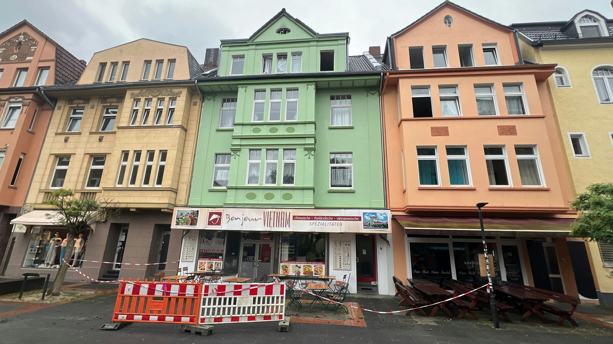 Im grünen haus Pfarrer-Schmitz-Straße 4 in Wiesdorf hat es gebrannt.