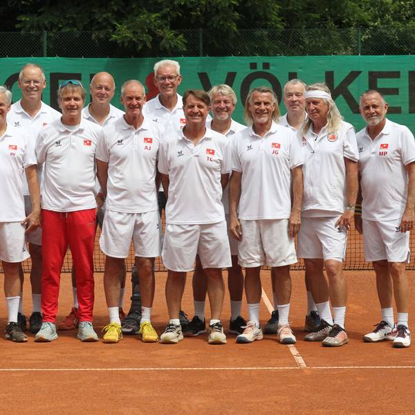 Eine Klasse für sich: Sascha Schülgen (von links), Physiotherapeut Frank Thielen, Jeremy Bates, Jonas Larsson, Rüdiger Vogel, Karl Heinz Krämer, Stefan Reddemann, Harald Langels, Anders Järryd, Christoph Graff, Tom Coulton, Wolfgang Runnebaum, Johnny Goudenbour, Christian Frystatzki, Thorsten Kolbe und Mikael Pernfors von den Herren 60 von RW Hangelar.