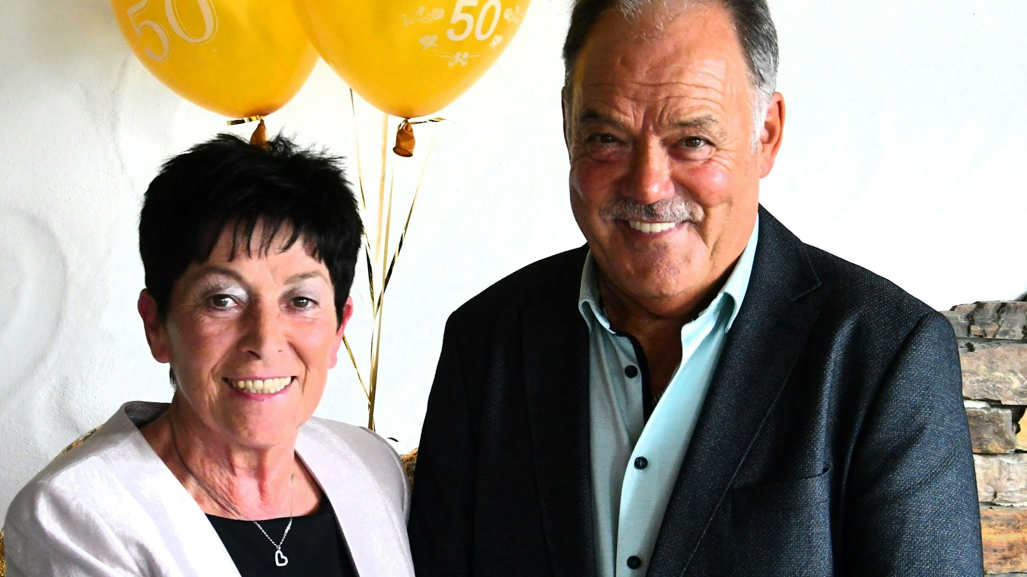 Das Foto zeigt Brigitte und Kurt August, die in die Kamera lächeln.