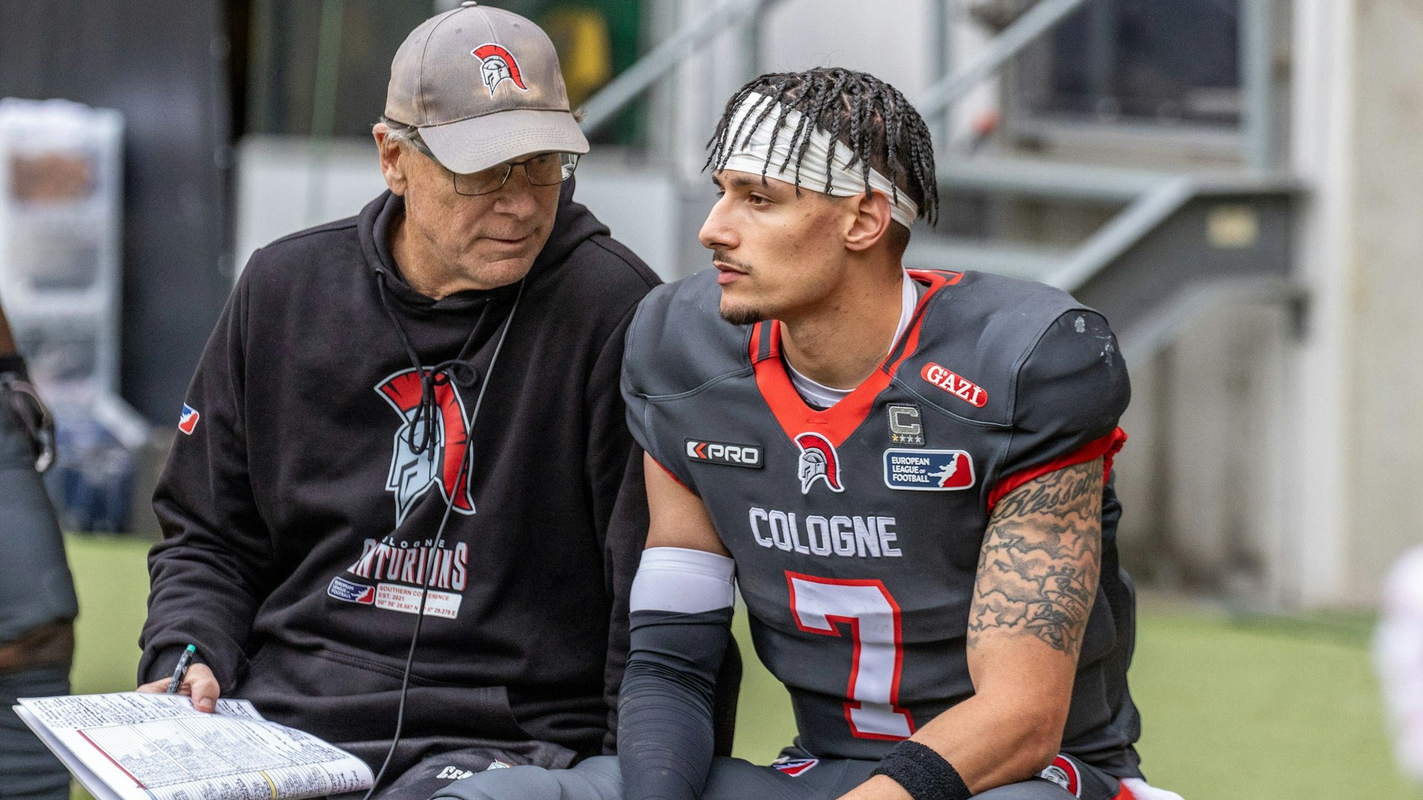 European League of Football, Cologne Centurions vs. Madrid Bravos, Aachen, 15.6.2024 Gregg Brandon Head Coach Cologne Centurions & Isaiah Weed Cologne Centurions 7, Cologne Centurions vs. Madrid Bravos am 15.6.2024, Tivoli, Aachen *** European League of Football, Cologne Centurions vs Madrid Bravos, Aachen, 15 6 2024 Gregg Brandon Head Coach Cologne Centurions Isaiah Weed Cologne Centurions 7 , Cologne Centurions vs Madrid Bravos on 15 6 2024, Tivoli, Aachen Copyright: xBEAUTIFULxSPORTS/MarcxJungex