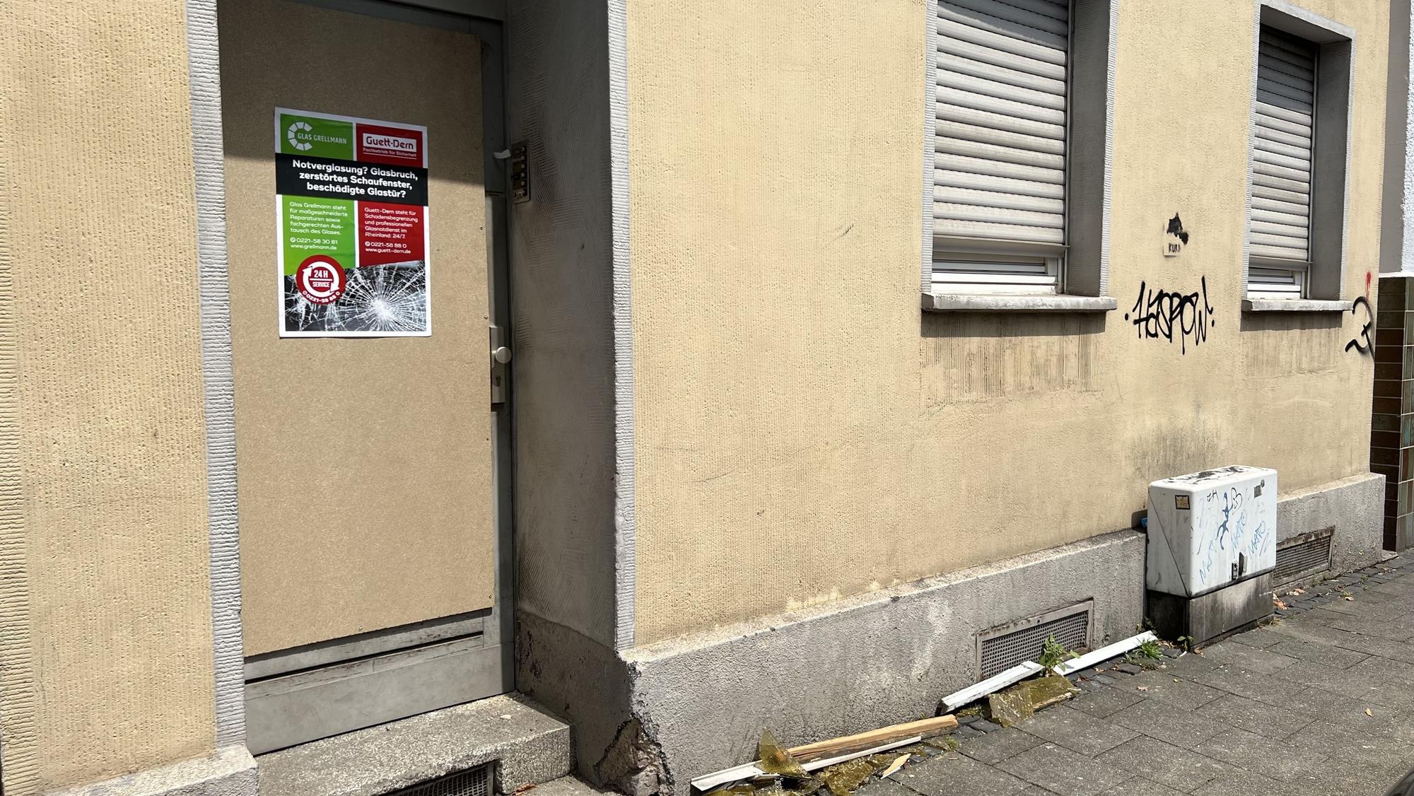 Eine Holzplatte ist vor den Eingang des Hauses montiert worden.