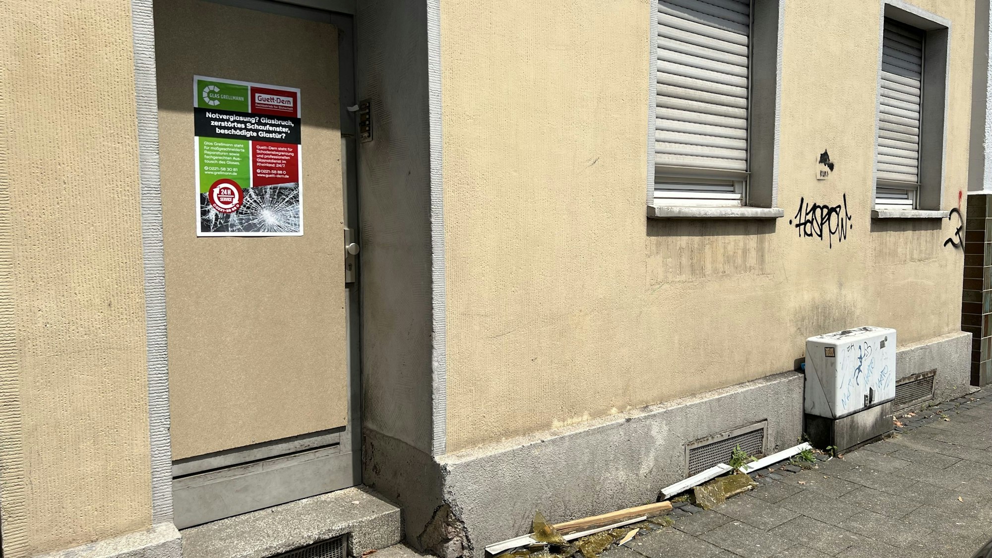 Eine Holzplatte ist vor den Eingang des Hauses montiert worden.