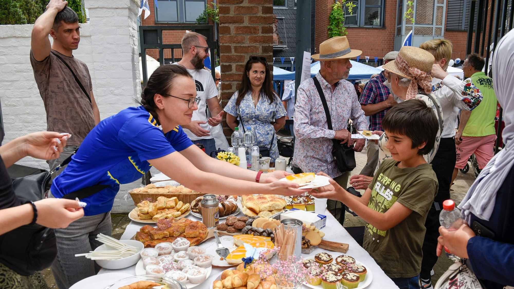 Auf dem Bild ist ein Stand mit kulinarischen Angeboten zu sehen.
