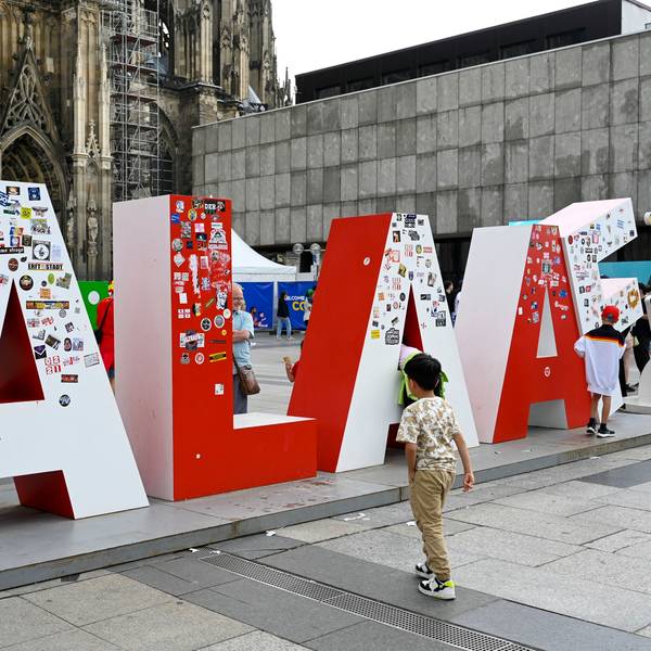 Skulptur mit den Buchstaben "Alaaf" steht vor dem Dom und ist voller Aufkleber.