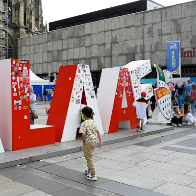 Skulptur mit den Buchstaben "Alaaf" steht vor dem Dom und ist voller Aufkleber.