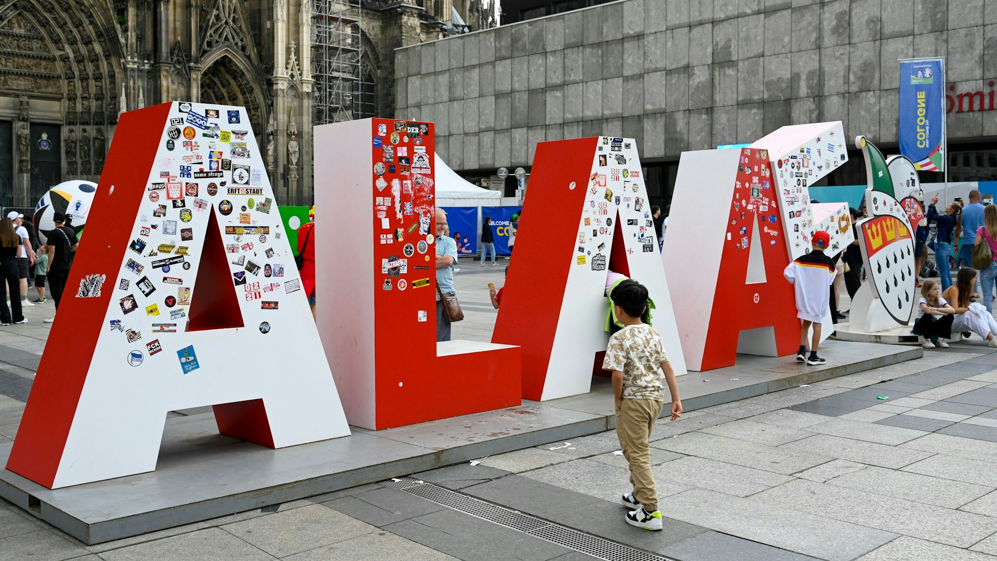 Ein großer Alaaf-Schriftzug ist mit Aufklebern beklebt.